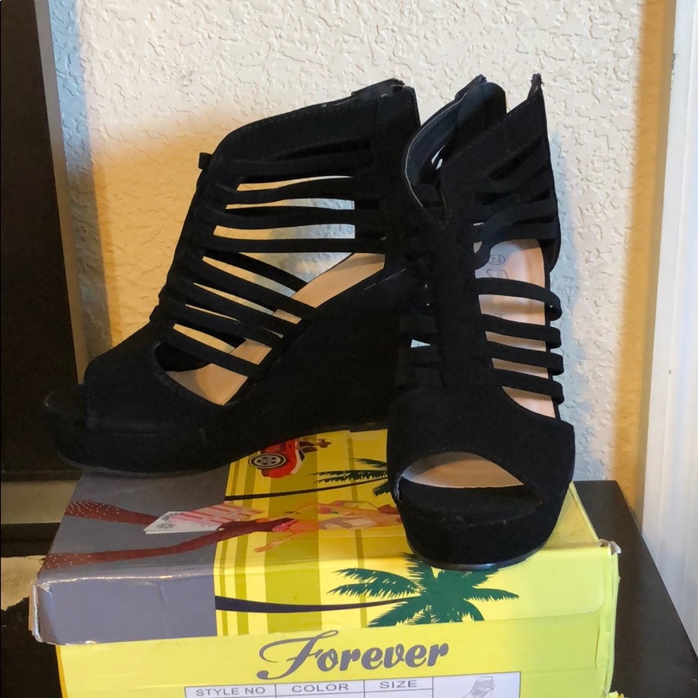 Black wedges